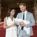 Meghan Markle mira con cariño al Príncipe Harry en la presentación de su primer hijo Archie Harrison