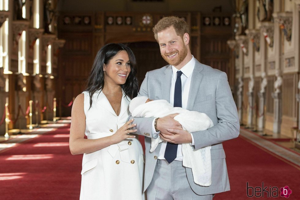 Meghan Markle mira con cariño al Príncipe Harry en la presentación de su primer hijo Archie Harrison