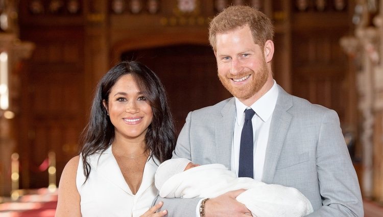 El Príncipe Harry y Meghan Markle, muy felices en la presentación de su primer hijo Archie Harrison