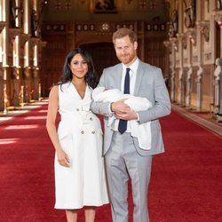 El Príncipe Harry y Meghan Markle con su primer hijo Archie Harrison en su presentación