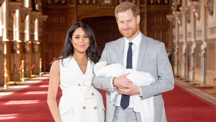 El Príncipe Harry y Meghan Markle con su primer hijo Archie Harrison en su presentación