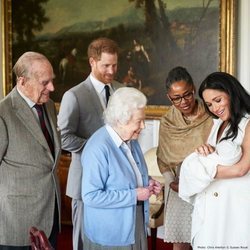 Los Duques de Sussex presentando a su hijo Archie Harrison a la Reina Isabel, el Duque de Edimburgo y Doria Ragland