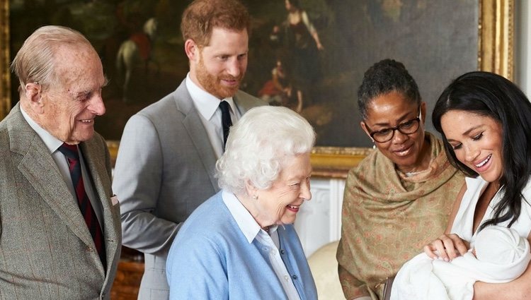 Los Duques de Sussex presentando a su hijo Archie Harrison a la Reina Isabel, el Duque de Edimburgo y Doria Ragland