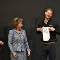 Margarita de Holanda hace un regalo al Príncipe Harry para Archie Harrison