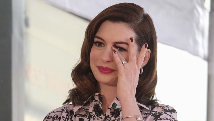 Anne Hathaway muy emocionada al recibir su estrella en el Paseo de la Fama de Hollywood