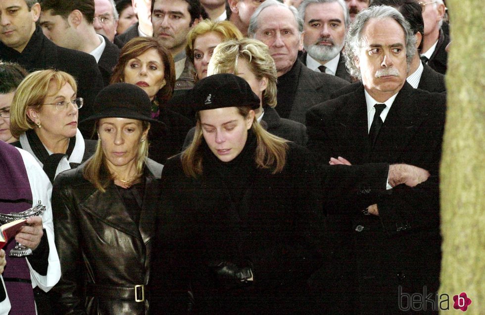 Marina Castaño con su hija y Camilo José Cela Conde en el funeral de Camilo José Cela