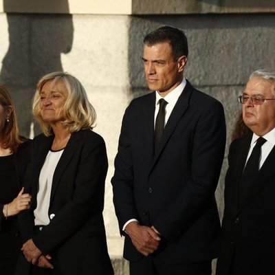 Pedro Sánchez y Ana Pastor junto a la viuda de Alfredo Pérez Rubalcaba, Pilar Goya