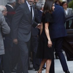 El Rey Felipe VI, y la Reina Letizia a su llegada a la capilla ardiente de Alfredo Pérez Rubalcaba en el Congreso de los Diputados en Madrid
