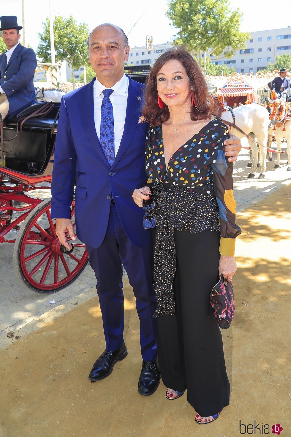Ana Rosa Qintana junto a su marido, Juan Muñoz, en la Feria de Abril 2019