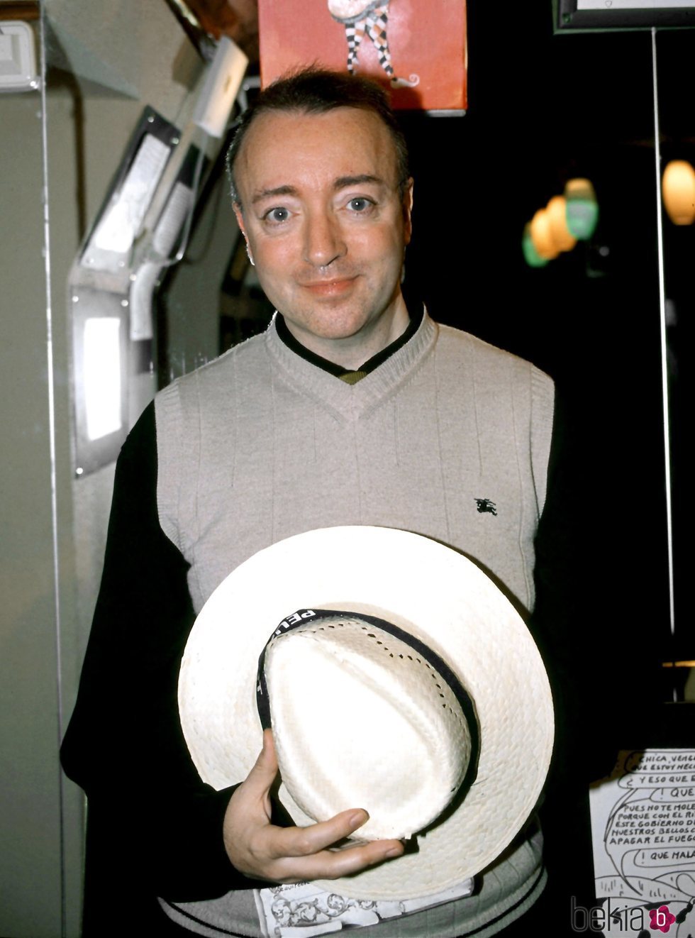 Paco Porras con un sombrero en un evento