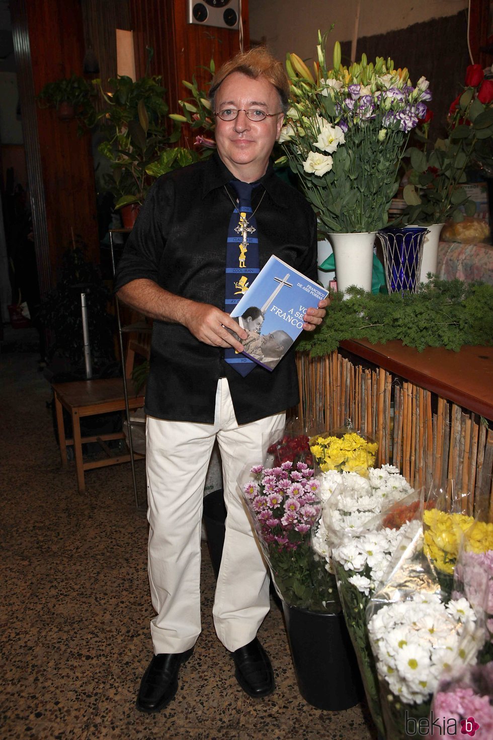 Paco Porras sostiene un libro en las manos