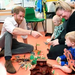 El Príncipe Harry visita el Hospital Infantil de Oxford