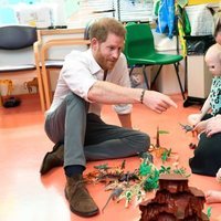 El Príncipe Harry visita el Hospital Infantil de Oxford