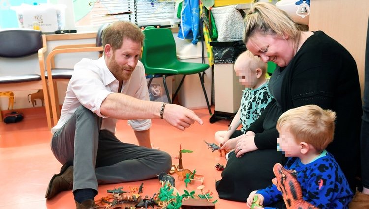 El Príncipe Harry visita el Hospital Infantil de Oxford