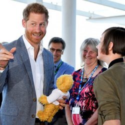 El Príncipe Harry recibe un oso de peluche para Archie Harrison