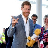 El Príncipe Harry recibe un oso de peluche para Archie Harrison