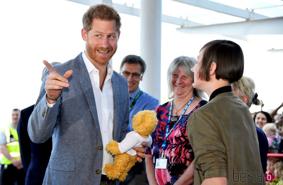El Príncipe Harry recibe un oso de peluche para Archie Harrison