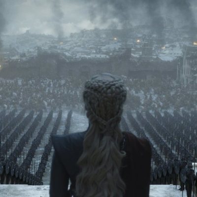 Daenerys Targaryen mira a su ejército en el adelanto del último capítulo de 'Juego de tronos'