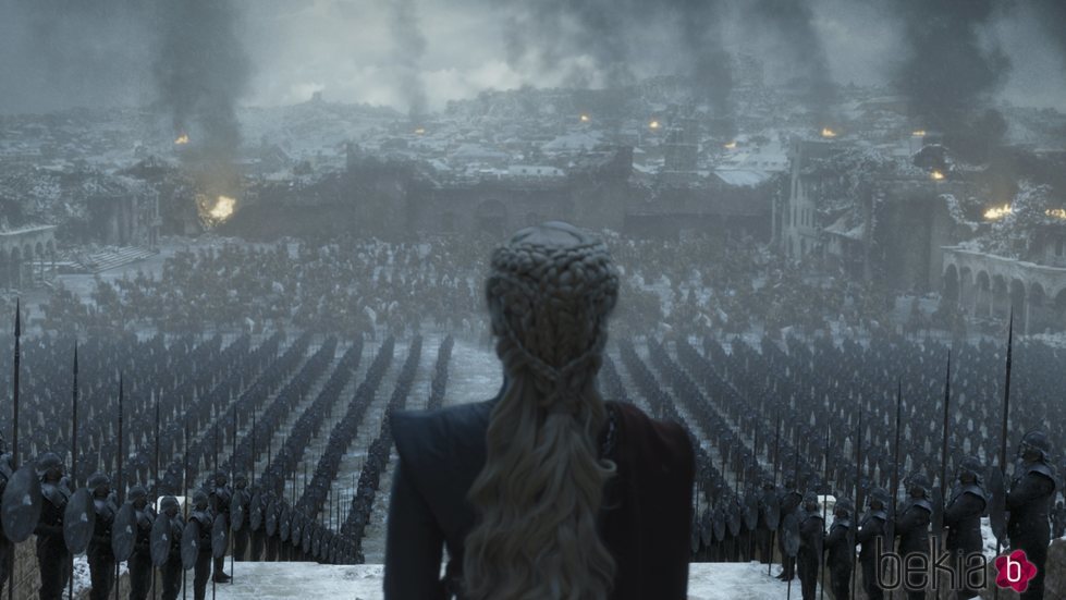 Daenerys Targaryen mira a su ejército en el adelanto del último capítulo de 'Juego de tronos'