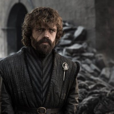 Tyrion Lannister pasea por Desembarco del Rey después de que la ciudad haya sido arrasada en el adelanto del último capítulo de 'Juego de Tronos'