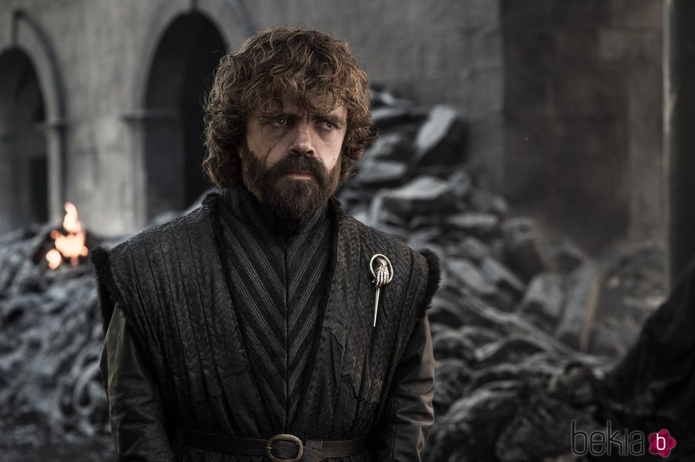 Tyrion Lannister pasea por Desembarco del Rey después de que la ciudad haya sido arrasada en el adelanto del último capítulo de 'Juego de Tronos'