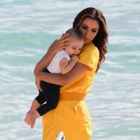 Eva Longoria disfruta con su hijo en la playa de Cannes