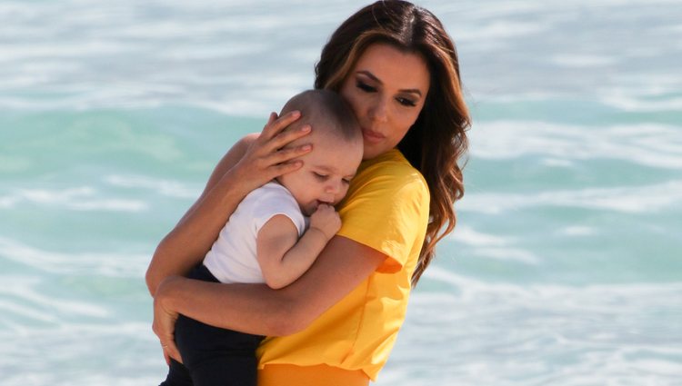Eva Longoria disfruta con su hijo en la playa de Cannes