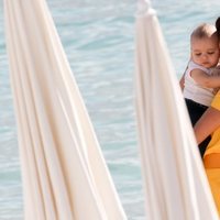 Eva Longoria juega con su hijo en Cannes