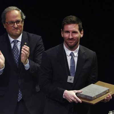 Leo Messi junto a Qui Torra tras ser galardonado con la Cruz de Sant Jordi