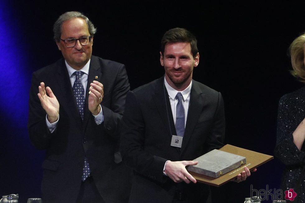Leo Messi junto a Qui Torra tras ser galardonado con la Cruz de Sant Jordi