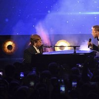 Elton John y Taron Egerton interpretando 'Rocketman' en el Festival de Cannes 2019