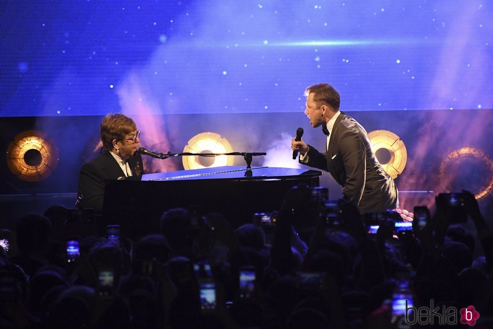 Elton John y Taron Egerton interpretando 'Rocketman' en el Festival de Cannes 2019