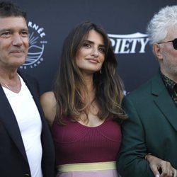 Penélope Cruz, Pedro Almodóvar y Antonio Banderas posando en el Festival de Cannes 2019