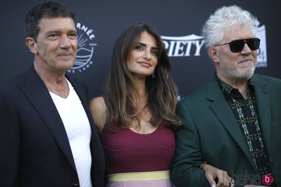 Penélope Cruz, Pedro Almodóvar y Antonio Banderas posando en el Festival de Cannes 2019