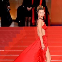 Bella Hadid en la alfombra roja de 'Dolor y Gloria' en el Festival de Cannes