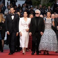 Pedro Almodóvar con los actores de 'Dolor y Gloria' en el Festival de Cannes