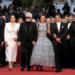 Pedro Almodóvar con los actores de 'Dolor y Gloria' en el Festival de Cannes