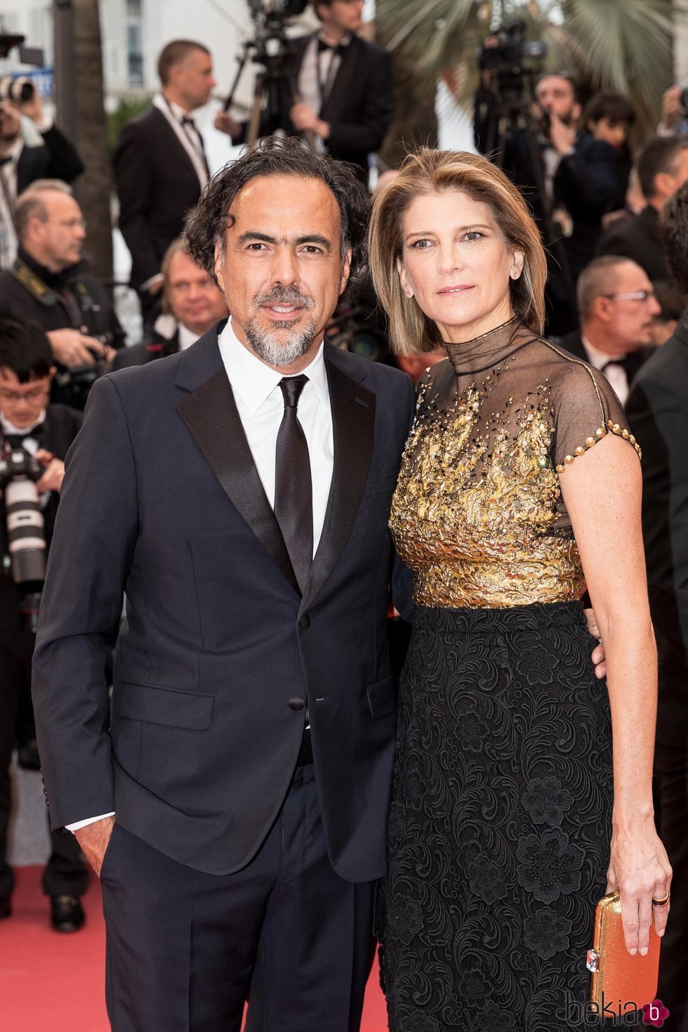 Alejandro Gonzalez Iñárritu y Maria Eladia Hagerman en la presentación de 'Dolor y Gloria' en Cannes