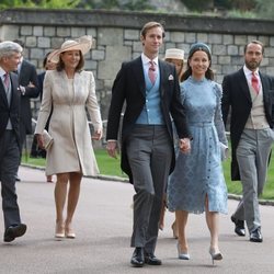 Pippa Middleton y James Matthews, Michael y Carole Middleton y James Middleton y Alizee Thevenet en la boda de Lady Gabriella Windsor y Thomas Kingston