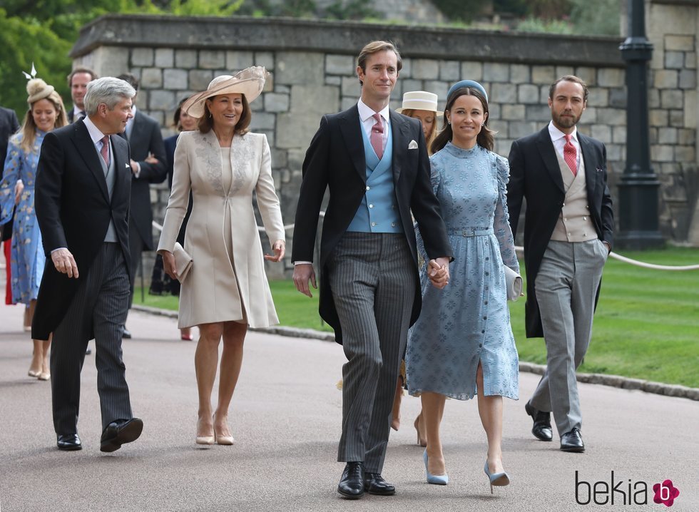 Pippa Middleton y James Matthews, Michael y Carole Middleton y James Middleton y Alizee Thevenet en la boda de Lady Gabriella Windsor y Thomas Kingston