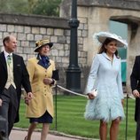 Sir Timothy Laurence, el Príncipe Eduardo, la Princesa Ana, Sophie Winkleman y el Príncipe Harry en la boda de Lady Gabriella Windsor y Thomas Kingston