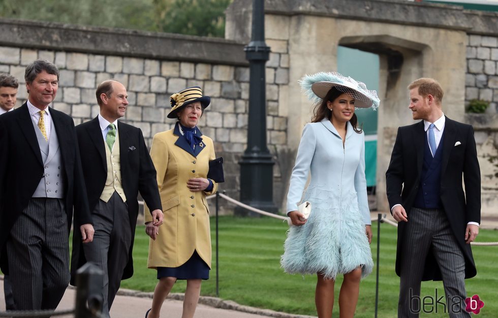 Sir Timothy Laurence, el Príncipe Eduardo, la Princesa Ana, Sophie Winkleman y el Príncipe Harry en la boda de Lady Gabriella Windsor y Thomas Kingston