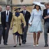 Sophie Winkleman y el Príncipe Harry junto al Príncipe Eduardo, la Princesa Ana y Timothy Laurence en la boda de Lady Gabriella Windsor y Thomas Kingston