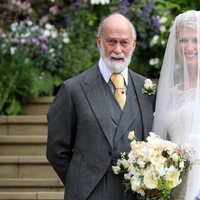 Lady Gabriella Windsor con su padre el Príncipe Michael de Kent en su boda con Thomas Kingston