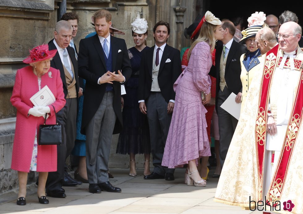 La Reina Isabel, el Duque de York, el Príncipe Harry, Beatriz de York y Edoardo Mapelli Mozzi en la boda de Lady Gabriella Windsor y Thomas Kingston