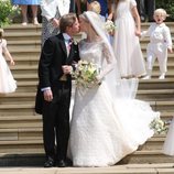 Lady Gabriella Windsor y Thomas Kingston dándose un beso en su boda