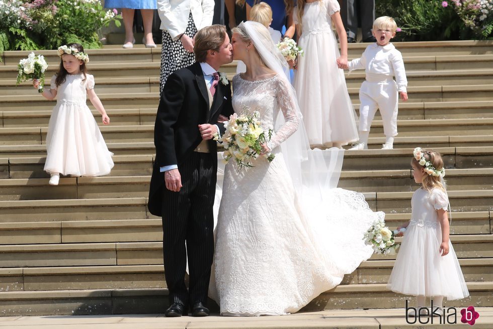 Lady Gabriella Windsor y Thomas Kingston dándose un beso en su boda
