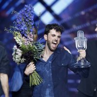 Duncan Laurence recoge el trofeo tras ganar Eurovisión 2019
