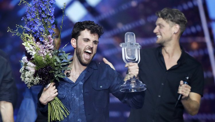Duncan Laurence recoge el trofeo tras ganar Eurovisión 2019