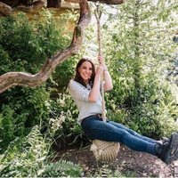 Kate Middleton subida a un columpio por el proyecto RHS Back To Nature Garden